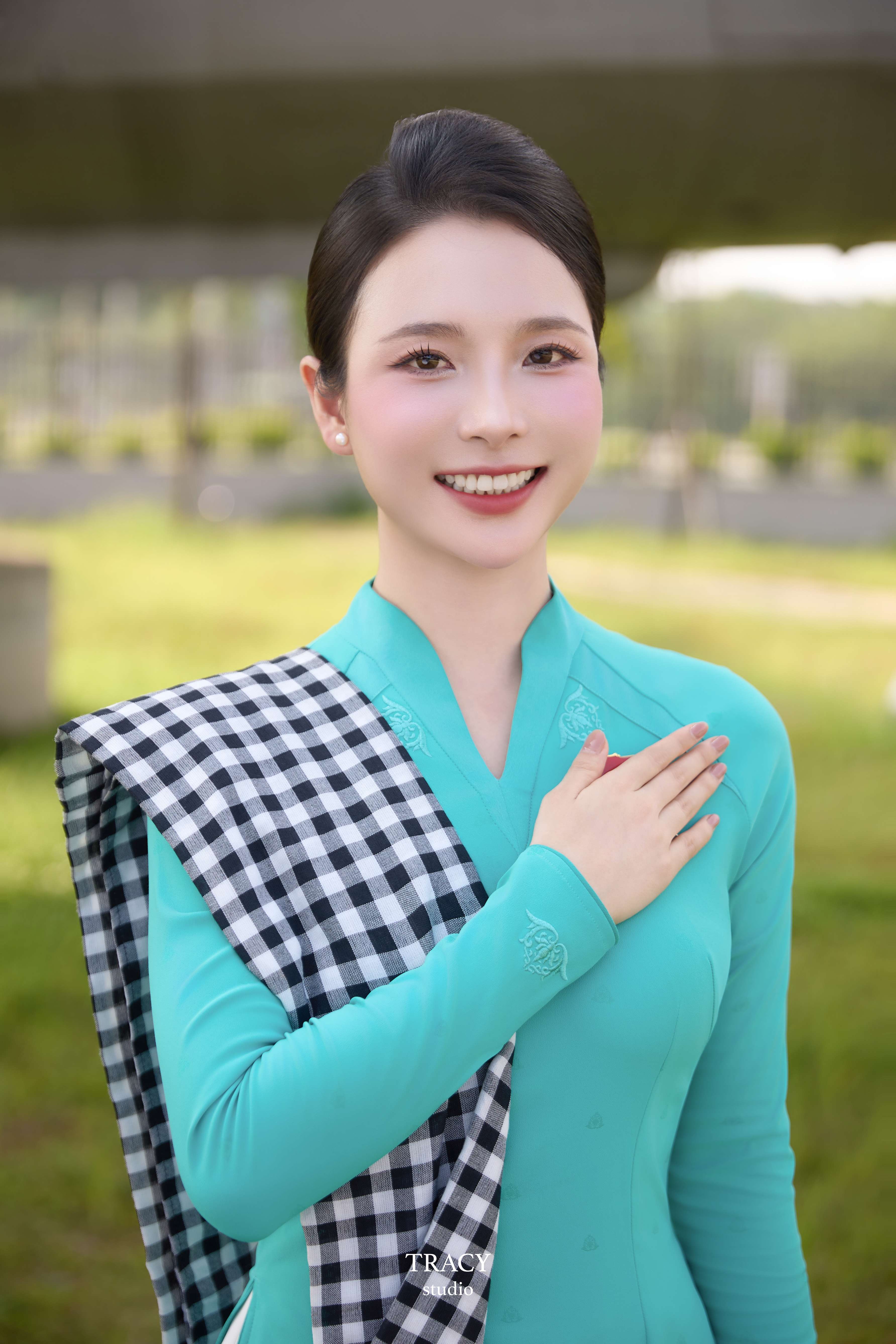 frontend/img/gallery/tinh-khoi-ao-dai-viet/tracy-studio-chup-concept-ao-dai-tiep-vien (4).jpg